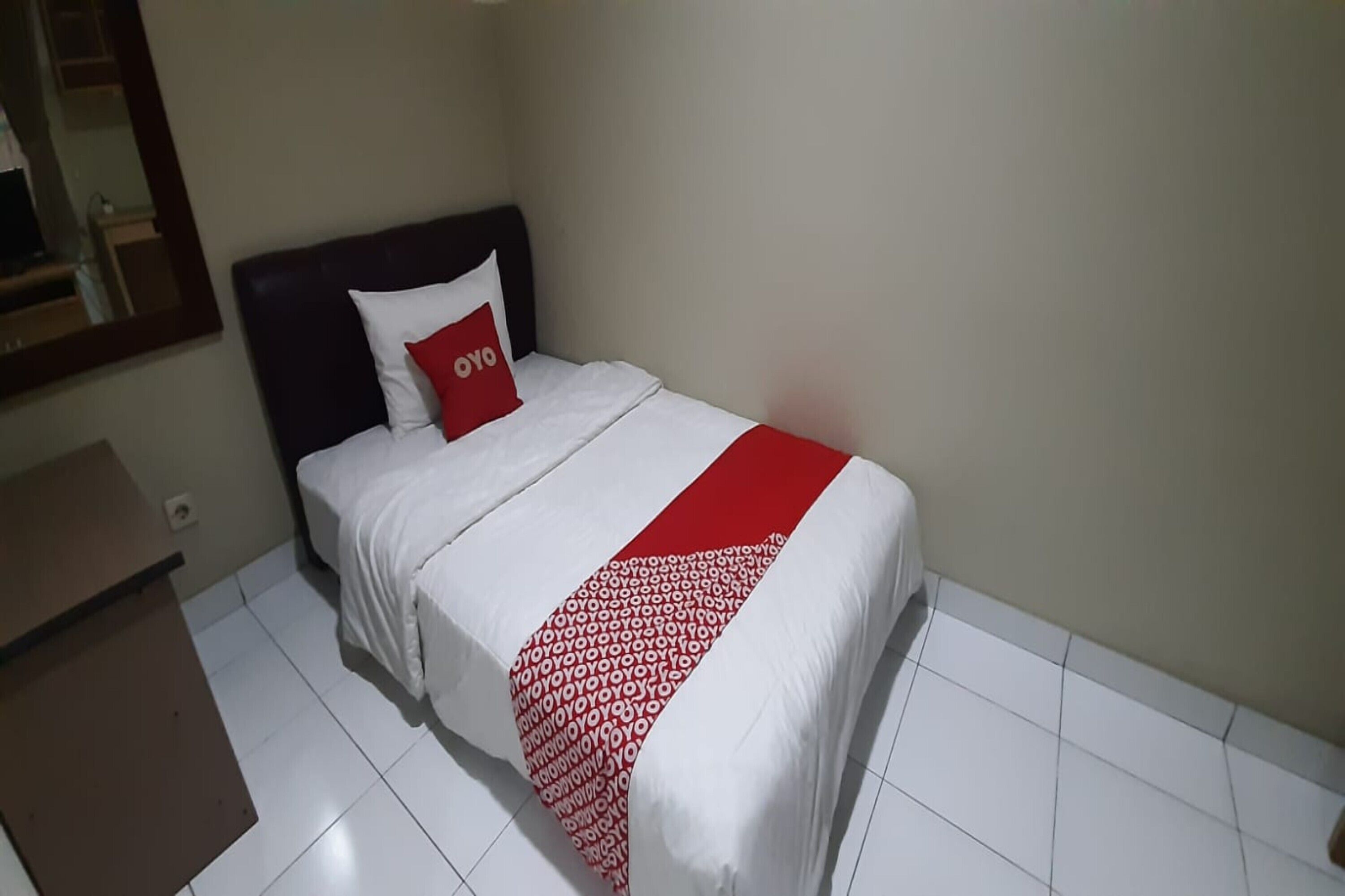 Kamar Single Deluks | Meja kerja dan seprai linen