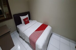 Deluxe Single Room | Desk, bed sheets - Hotel O Sukamulya Homestay (Bandung)