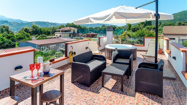 A rooftop terrace with outdoor furniture, a hot tub, and a view of the surrounding landscape. - Cozy home in San Marco Castellabate with WiFi (San Marco Castellabate)
