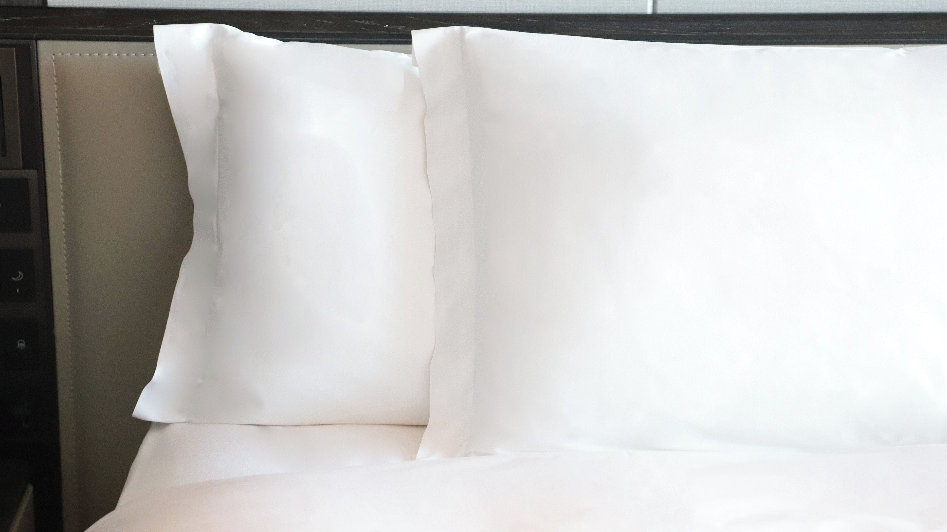 Caja fuerte, cortinas opacas, tabla de planchar con plancha