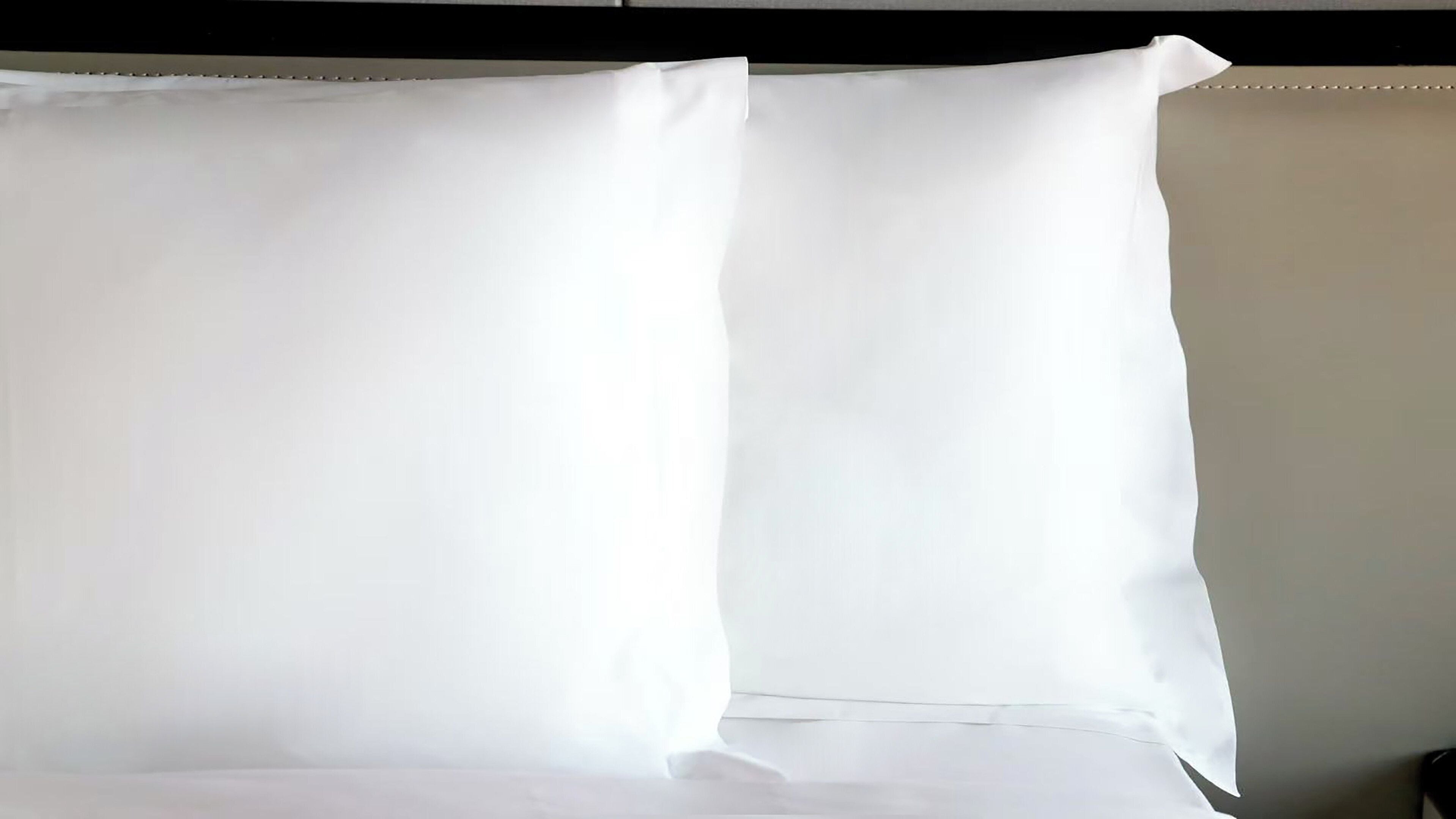 Caja fuerte, cortinas opacas, tabla de planchar con plancha