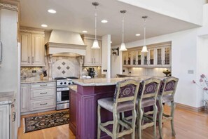 Kylskåp, mikrovågsugn, ugn och spishäll