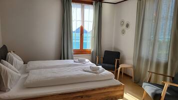 Lake View Ground Floor | Individually decorated, individually furnished, free WiFi, bed sheets