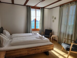 Individually decorated, individually furnished, free WiFi, bed sheets - Chalet Seehus Iseltwald (Iseltwald)