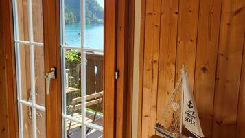 Lake View First Floor | Area keluarga | Televisi layar datar 40-cm dengan saluran TV digital