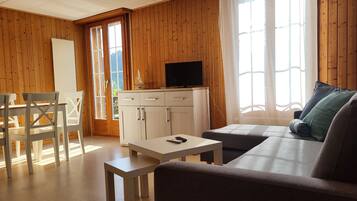 Lake View First Floor | Living area | 40-cm flat-screen TV with digital channels