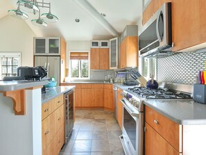 Réfrigérateur, un four, surface de cuisson, lave-vaisselle