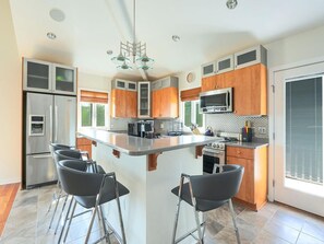 Fridge, oven, stovetop, dishwasher - 6 BR, Pool, Hot Tub and 5 min to Ocean (Loveladies)