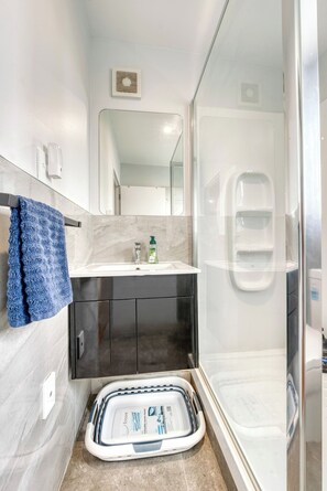 Shower, hair dryer, towels, soap - Auckland's Urban Escape - Central, Connected & Comfortable (Auckland)