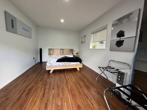 2 bedrooms, iron/ironing board, WiFi, bed sheets - Auckland's Urban Escape - Central, Connected & Comfortable (Auckland)