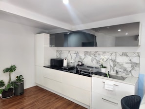 Kjøleskap, mikrobølgeovn, kokeplater og vannkoker