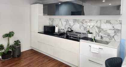 Auckland's Urban Escape - Central, Connected & Comfortable
