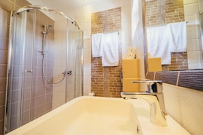 Standard-Doppelzimmer | Badezimmer | Dusche, kostenlose Toilettenartikel, Haartrockner, Hausschuhe