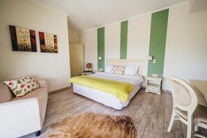 Deluxe Double Room Green | In-room safe, blackout curtains, soundproofing, free WiFi - To Spiti tis Sofias (Kastoria)