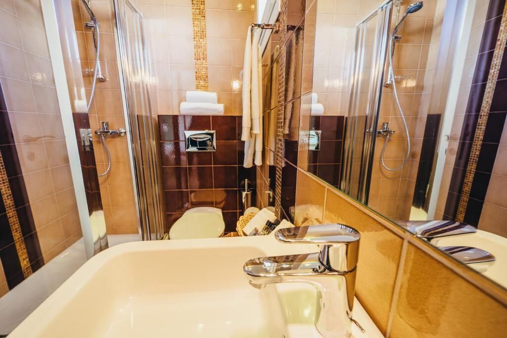 Deluxe Double Room Green | Bathroom | Shower, free toiletries, hair dryer, slippers