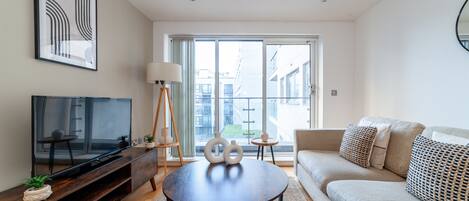 Departamento | Área de sala de estar | Televisión de 37 pulgadas con canales por cable y Netflix