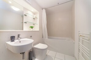 Appartement | Badkamer | Gratis toiletartikelen, een haardroger, handdoeken, zeep