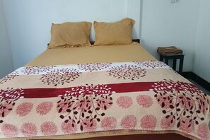Desk, free WiFi, bed sheets - Hotel O Kawi Homestay (Praya Barat Daya)