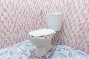 Deluxe Double Room | Bathroom | Shower, towels, soap - Hotel O Kawi Homestay (Praya Barat Daya)