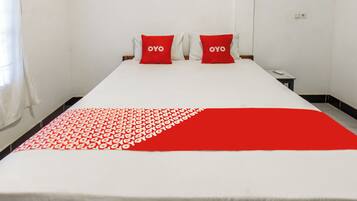 Deluxe Double Room | Desk, WiFi (free), bed sheets