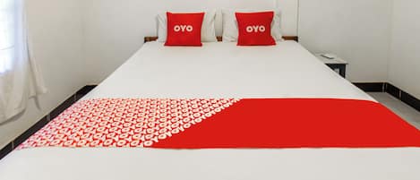Deluxe Double Room | Desk, WiFi (free), bed sheets