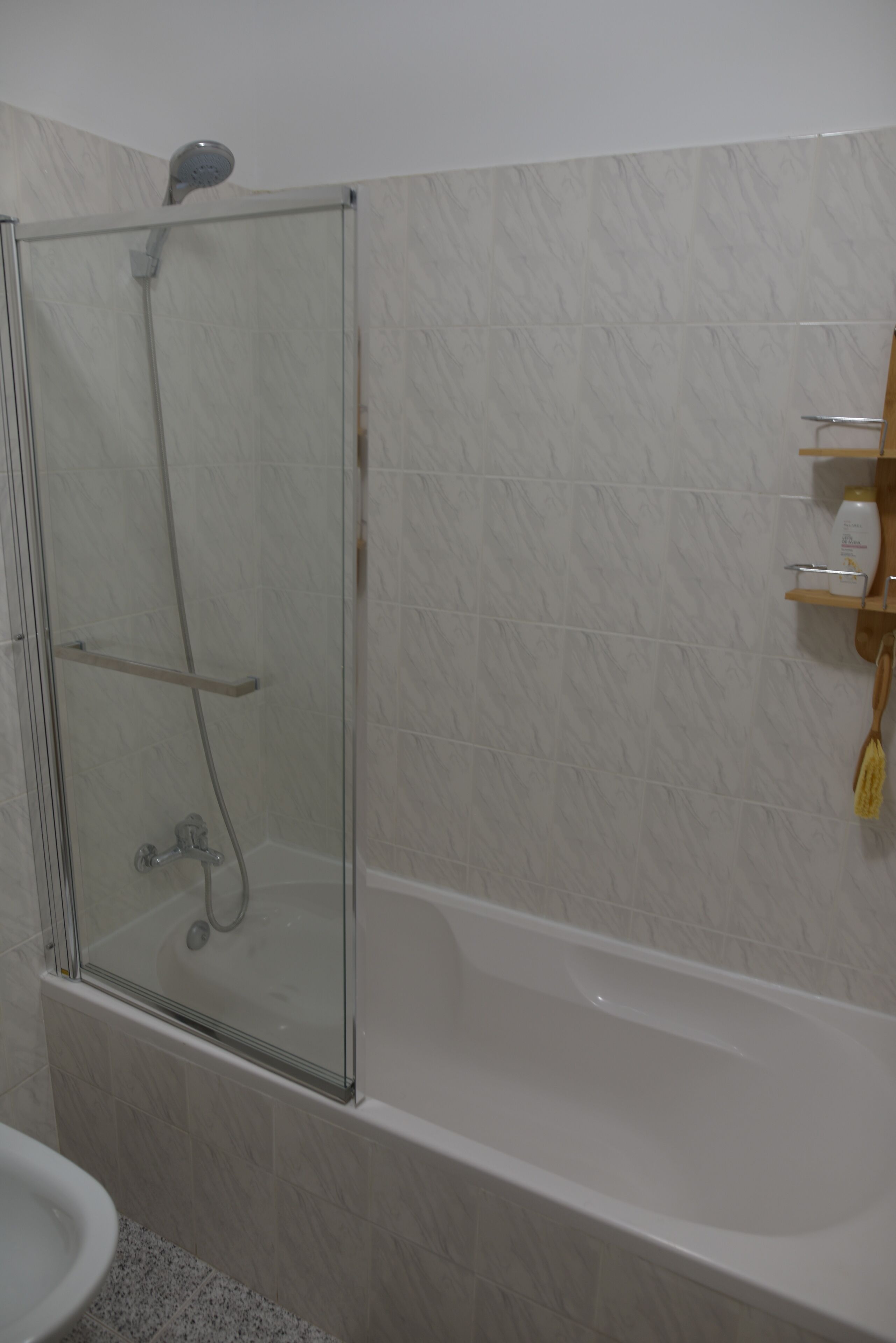 Ein Badezimmer mit Duschkabine, Badewanne und Toilette.