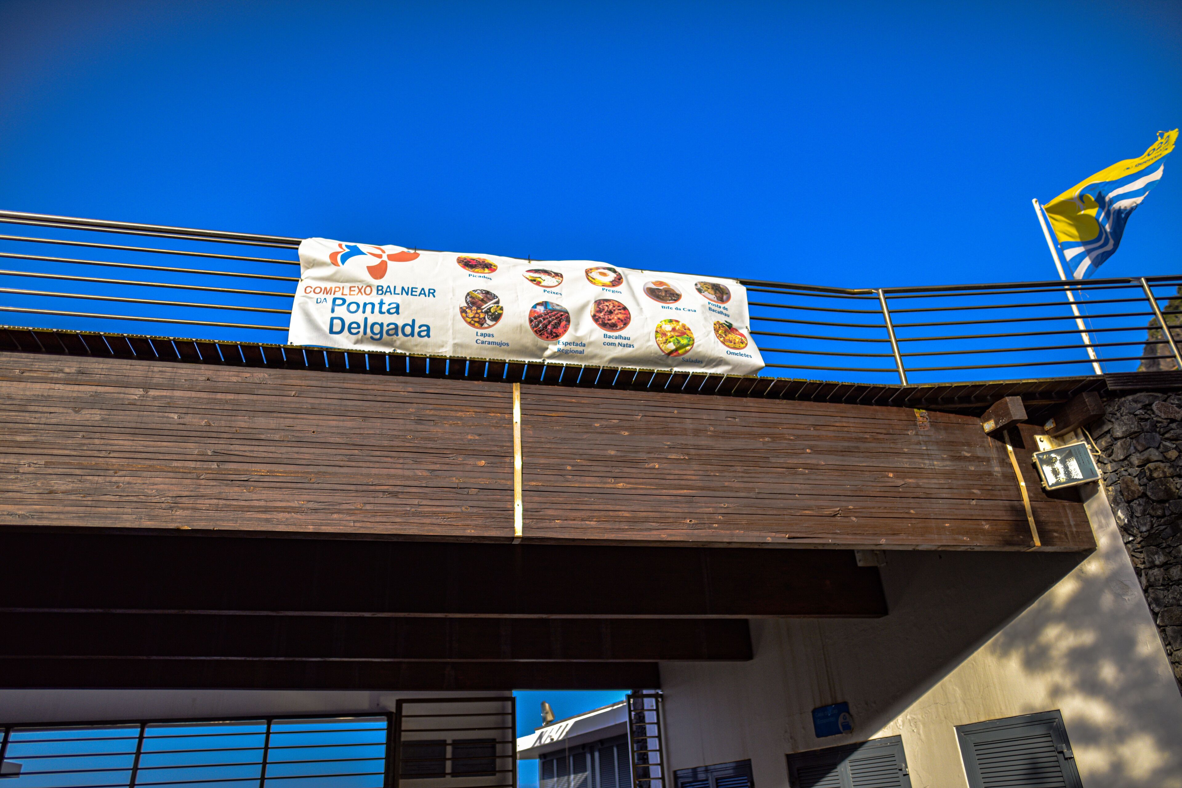 Een banner die een foodfestival promoot, met verschillende gerechten afgebeeld.