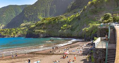 Paradise town with ocean pool, mountains, waterfalls, surfing, shops and bars.