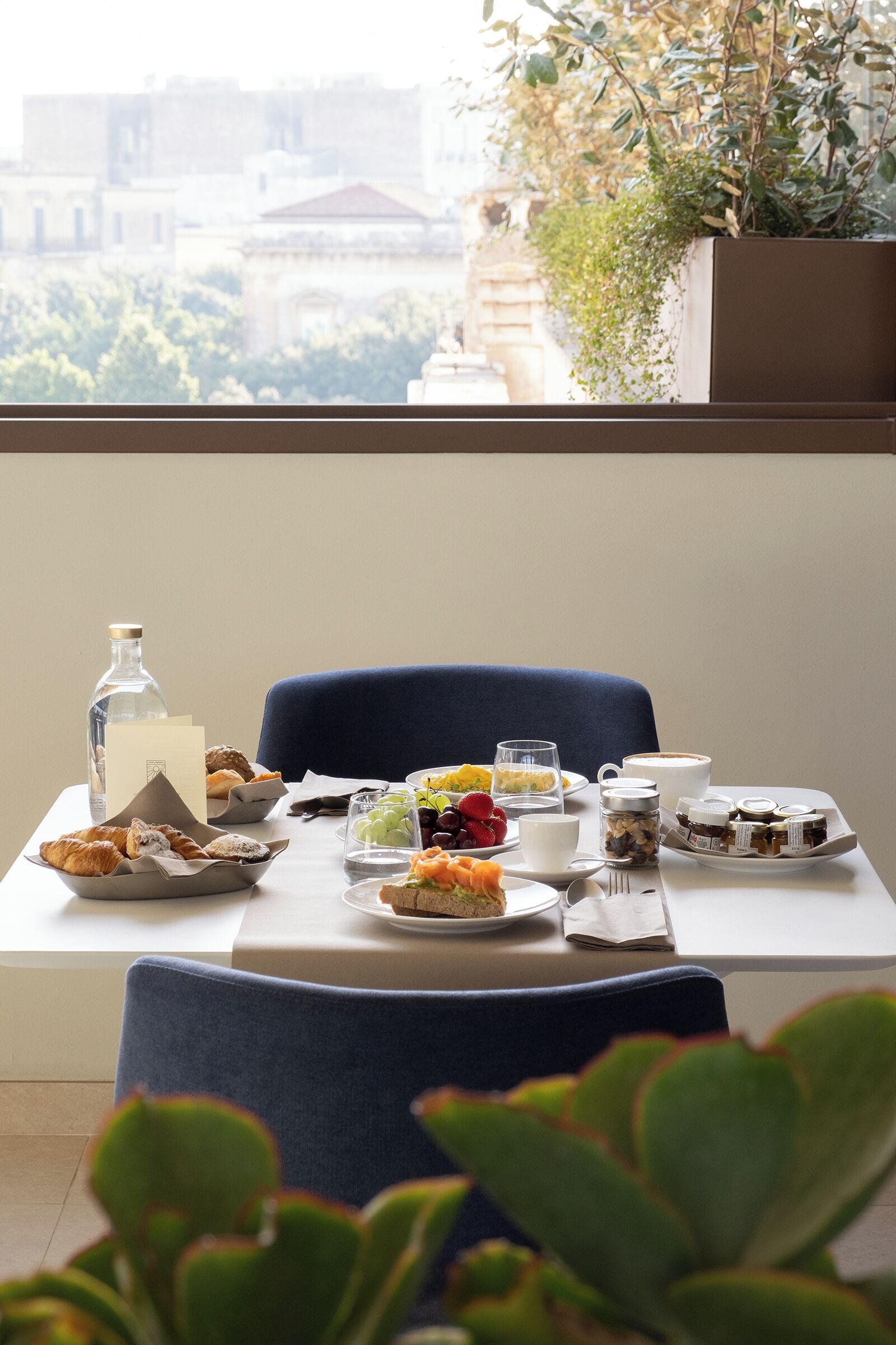 朝食 (コンチネンタル ブレックファスト)、毎日提供 (1 名様 20 EUR)