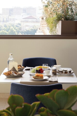 Café da manhã continental todos os dias (EUR 20 por pessoa) 