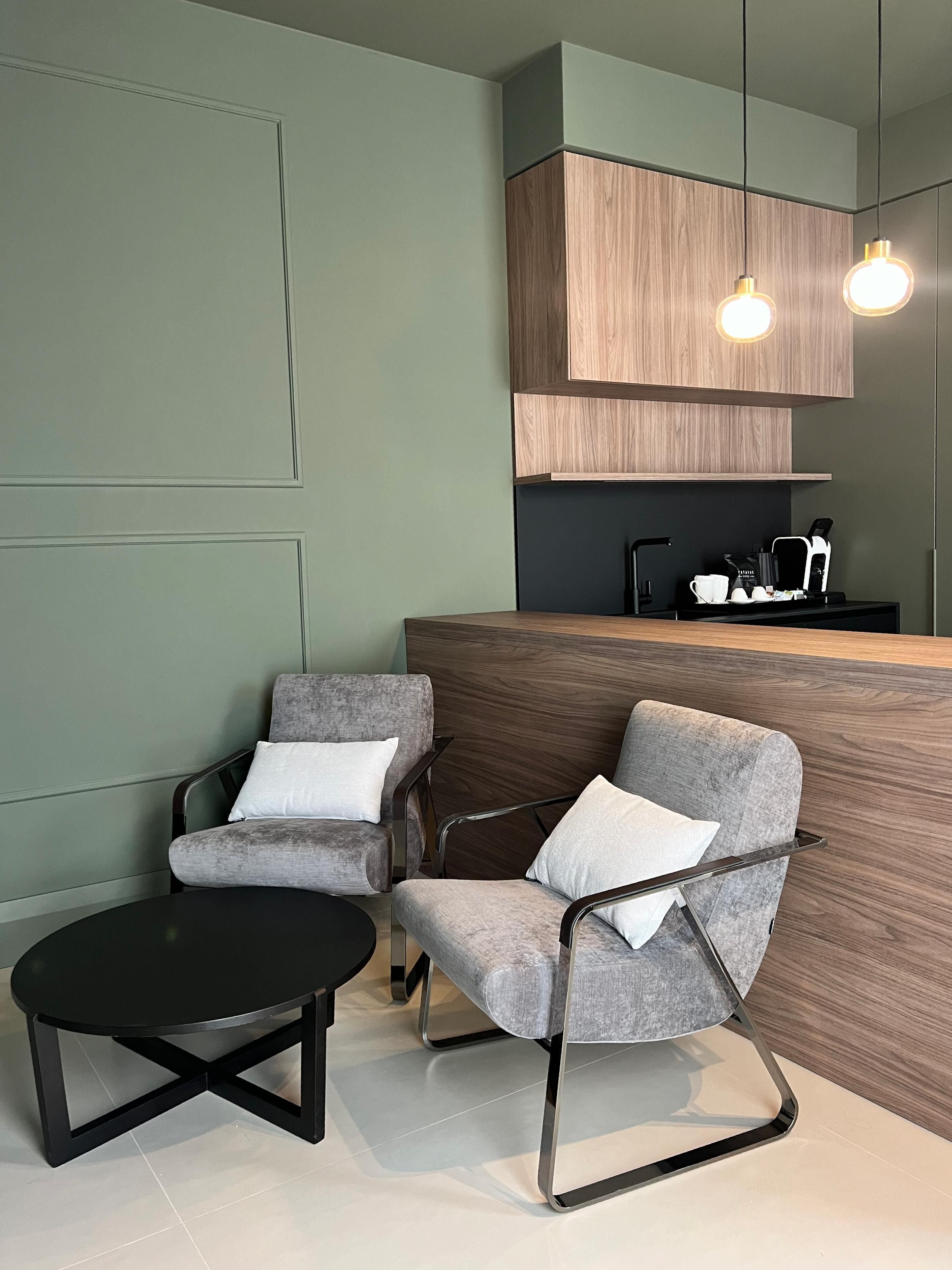 Suite Eksekutif | Seprai premium, selimut bulu angsa, busa memori, dan minibar