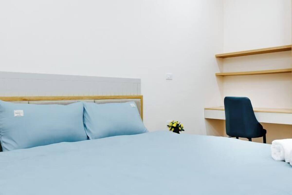 Soundproofing, free WiFi, bed sheets