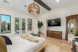 6 bedrooms, desk, iron/ironing board, travel crib