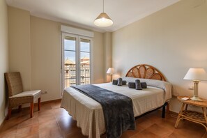 3 chambres, fer et planche à repasser, accès au Wi-Fi (inclus)