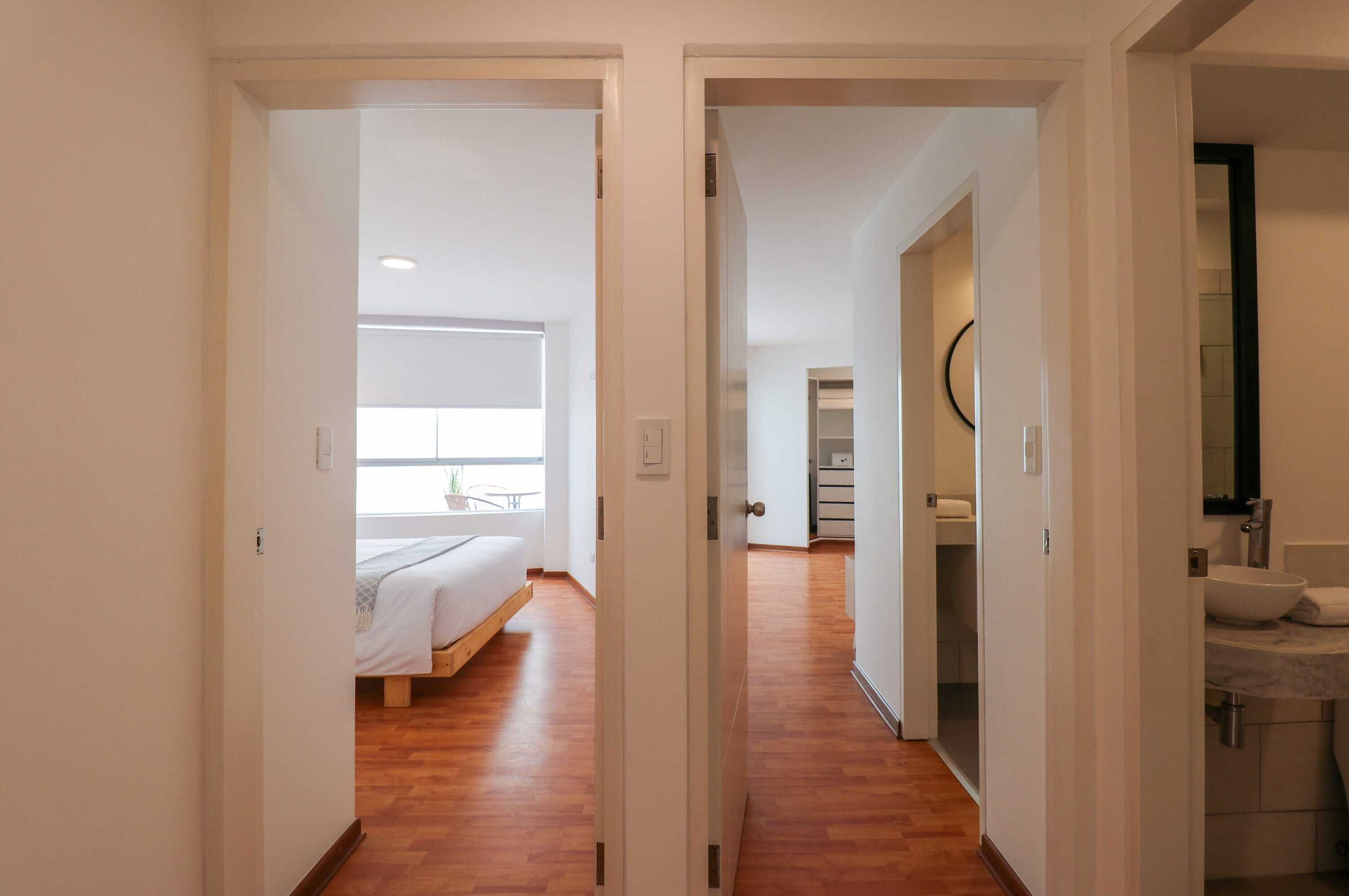 3 habitaciones, escritorio, tabla de planchar con plancha y wifi 