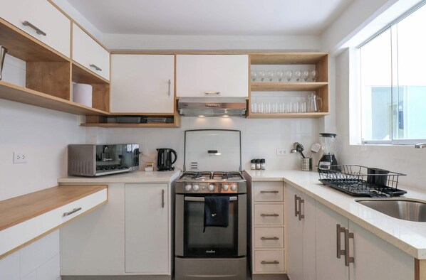 ثلاجة، ميكروويف، فرن، موقد طهي مسطح