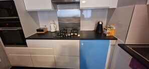 Mikrobølgeovn, oppvaskmaskin, kaffetrakter/tekoker og vannkoker