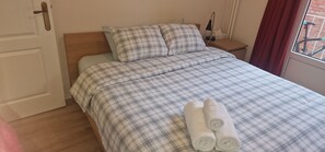 2 soverom, strykejern/-brett, reiseseng for barn og wi-fi (inkludert)