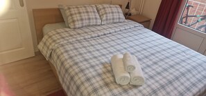 2 habitaciones, tabla de planchar con plancha y cuna de viaje 