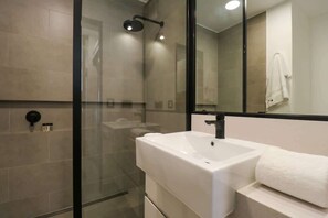 Shower, hair dryer, towels