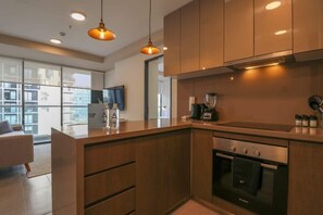 Køleskab, mikrobølgeovn, kogeplade, køkkentøj/tallerkener/redskaber