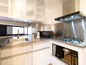 Kühlschrank, Mikrowelle, Ofen, Herdplatte