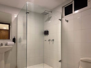 Bruser, hårtørrer, håndklæder