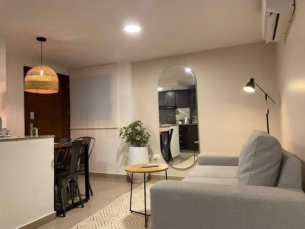 Una televisión, una oficina