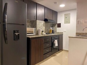 Køleskab, mikrobølgeovn, ovn, kogeplade