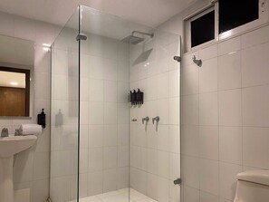 Ducha, secador de pelo y toallas