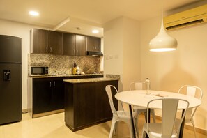 Kühlschrank, Mikrowelle, Herdplatte, Kochgeschirr/Geschirr/Besteck