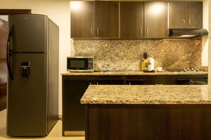 Kühlschrank, Mikrowelle, Herdplatte, Kochgeschirr/Geschirr/Besteck