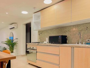 Fridge, microwave, oven, stovetop - w*| Spectacular 2BR w/ Balcony n AC in Bocagrande (Cartagena de Indias)