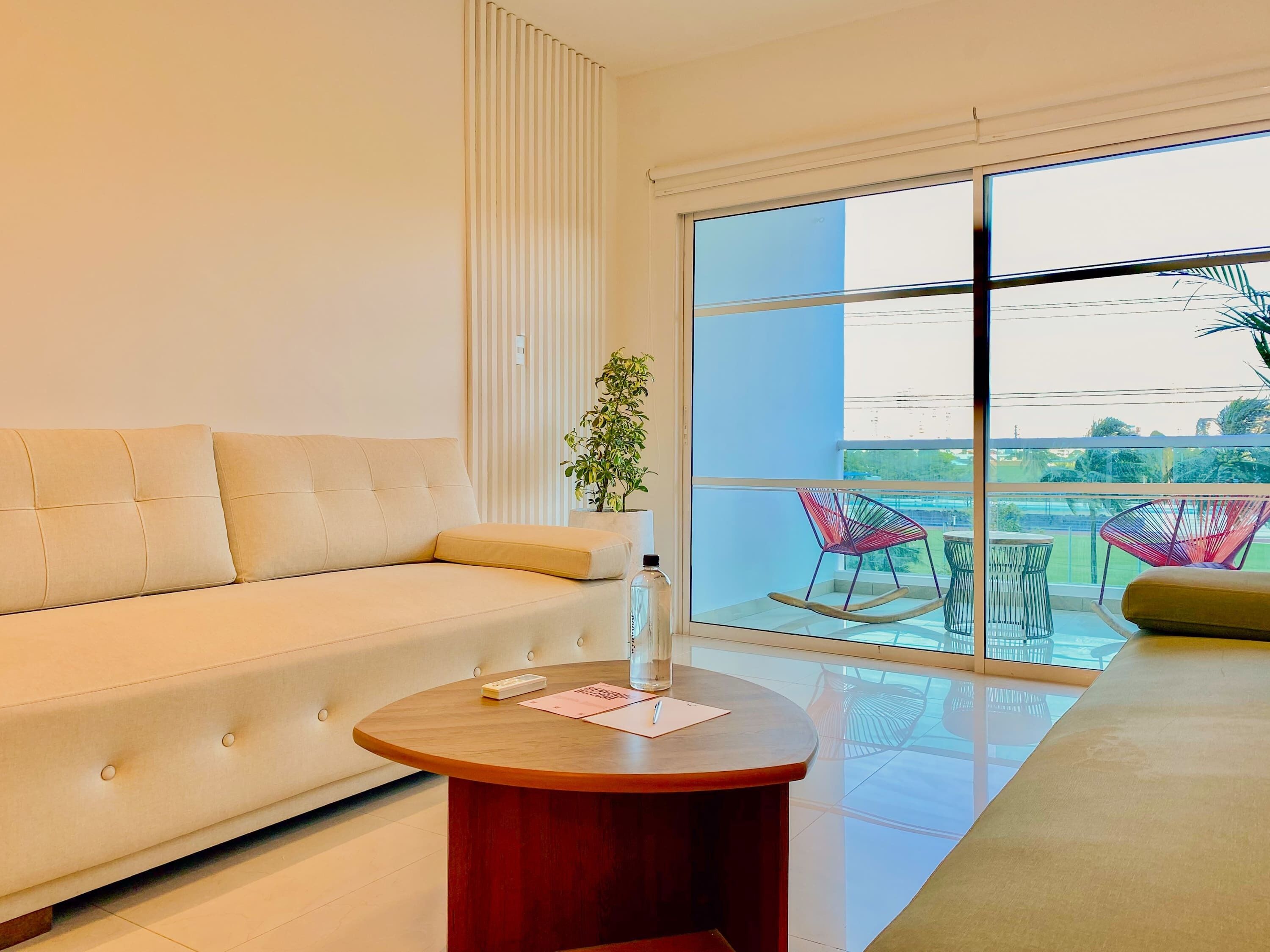 Una televisión, una oficina